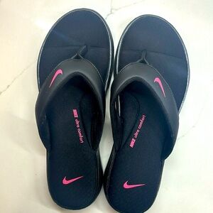 NWOT. Nike. ultra comfort flip flops.
